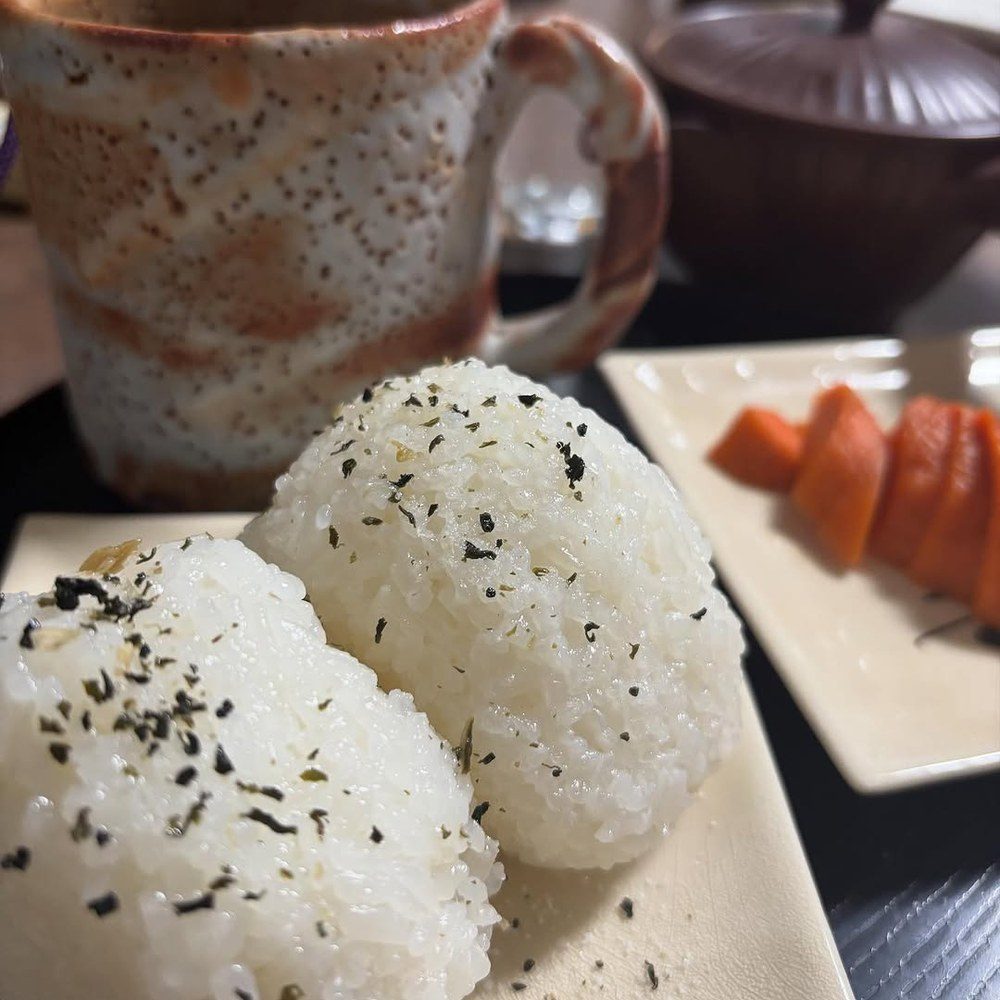 土鍋のそばに置いたおむすび