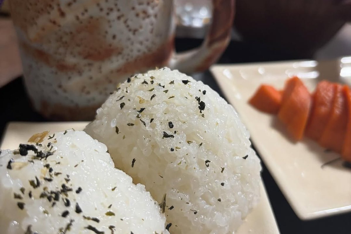 土鍋のそばに置いたおむすび