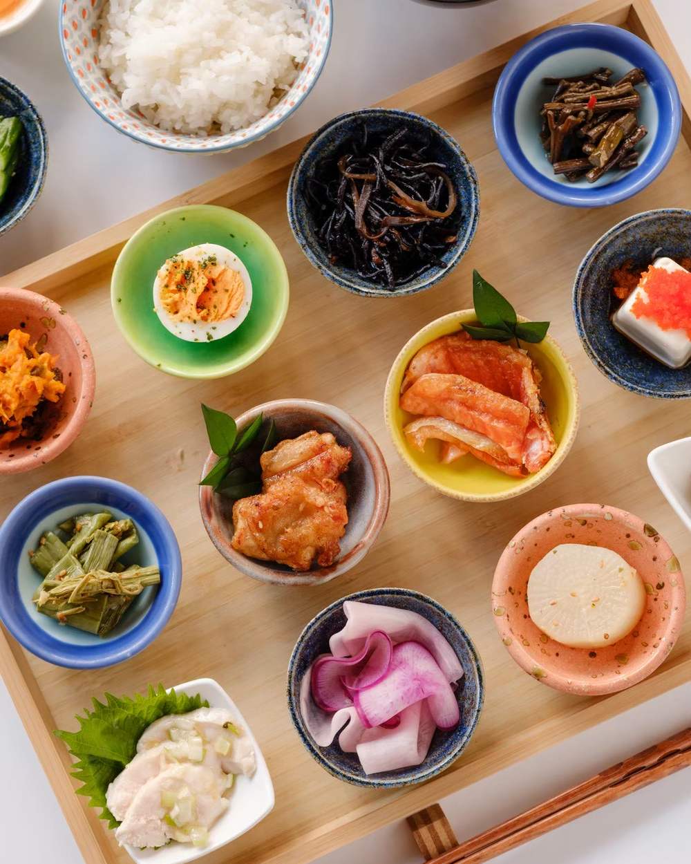 木のテーブルに並んだ小鉢料理