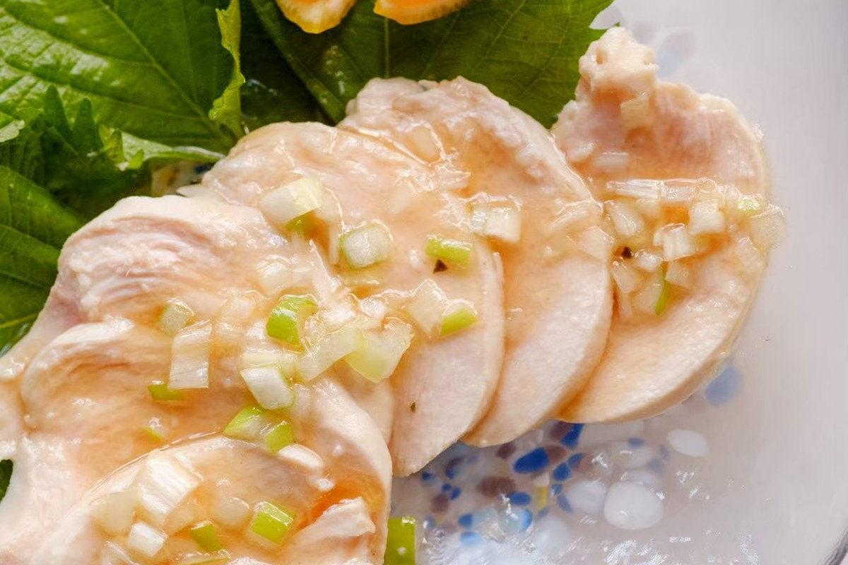 薬味をのせた魚のひと皿