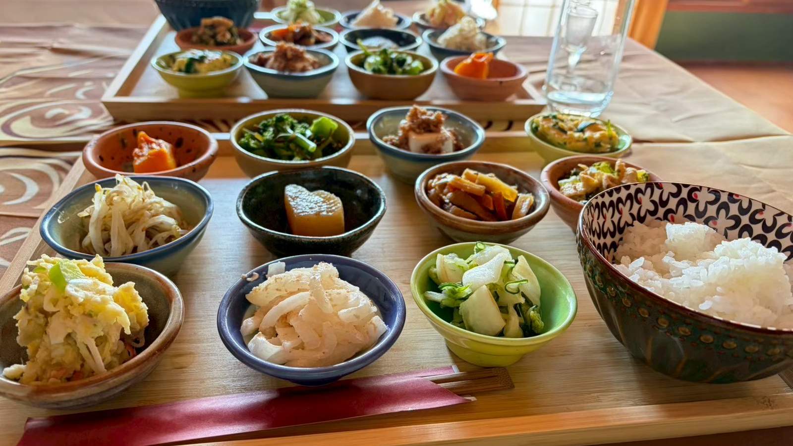 小鉢を並べた食卓