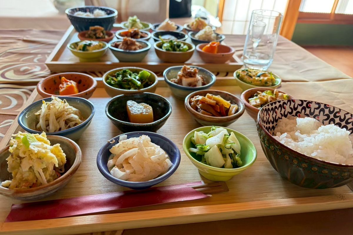 小鉢を並べた食卓