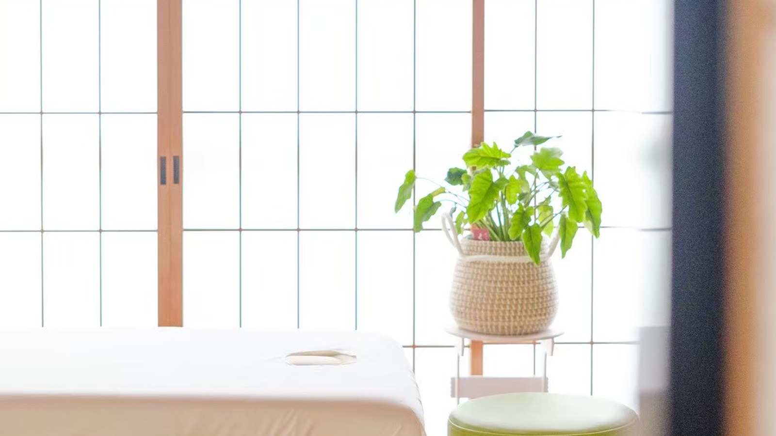 障子のある部屋に置いた施術ベッド