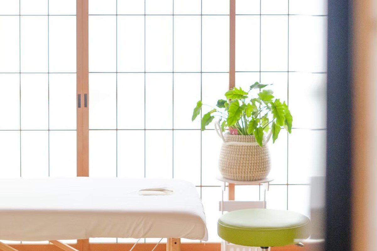 障子のある部屋に置いた施術ベッド